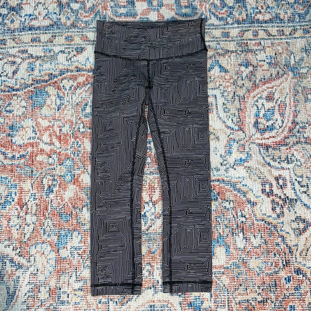 Lululemon Wunder Under Crop III Leggings in Maze Jacquard White Black SZ 2 EUC - Picture 2 of 4